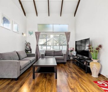 ✨ Beautiful Family Home With Stunning Views - Photo 5