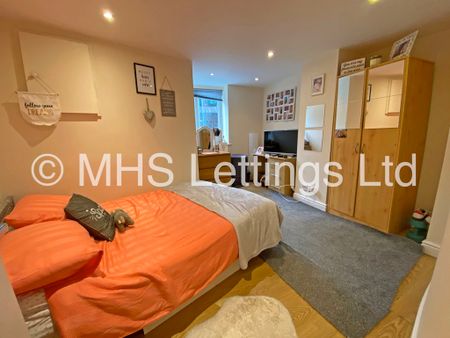 3 Bedroom Mid Terraced House for rent in Beechwood View - Photo 3