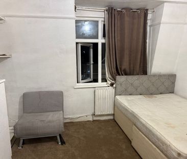 Room in a Shared Flat, Green Lane, IG3 - Photo 4