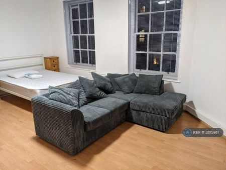 1 bedroom in a flat share to rent - Photo 2