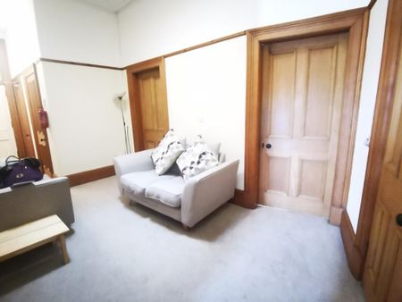 4 bedroom flat to rent - Photo 2