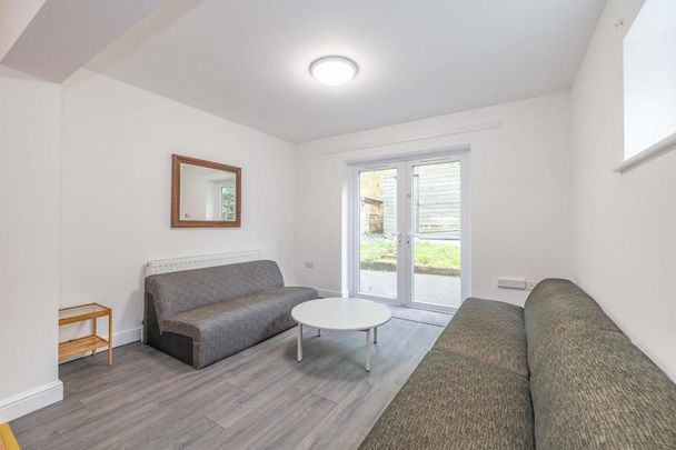 6 bedroom semi-detached house to rent - Photo 1