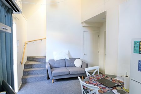 Modern 2 Bedroom Apartment Available for 2026 - Photo 2