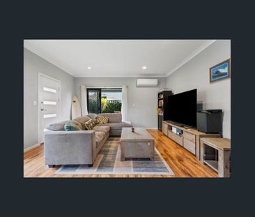 Spacious Contemporary Townhouse with Courtyard & Yard - Photo 3