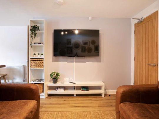 6 Bed Student House, Available for 24/25 Academic Year! Room 4 - Photo 1