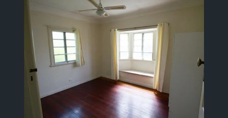 Spacious & Bright Family Home in the Heart of Holland Park - Photo 4