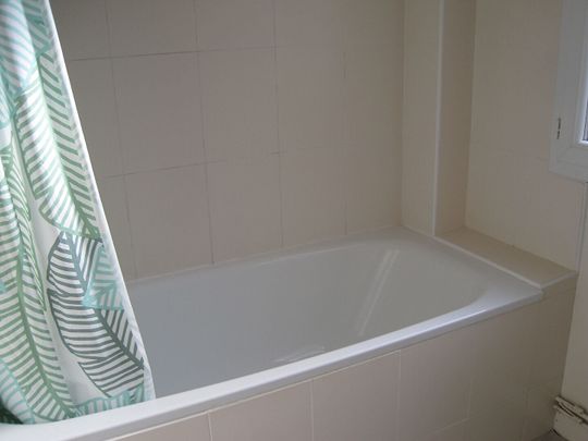 A LOUER STUDIO MEUBLE PROCHE CENTRE VILLE A ST QUENTIN 02100 - Photo 1