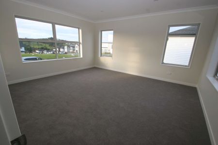 Near new 5 Bed Millwater - Photo 5