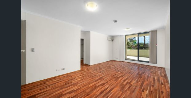 SPACIOUS ONE BEDROOM APARTMENT - LAMINATE TIMBER FLOORING THROUGHOUT - Photo 1