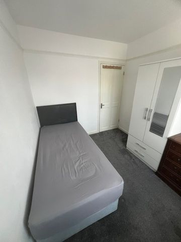 4 Bed Semi-Detached House, Granville Avenue, TW3 - Photo 5