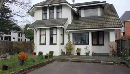 Upstairs apartment in the city with a carpark - Photo 4