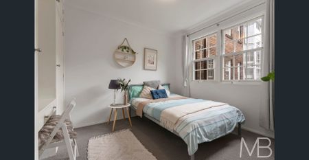 SPACIOUS & BRIGHT APARTMENT - Photo 4