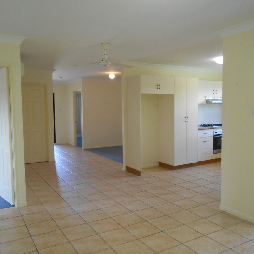 LOVELY FAMILY HOME IN ANNANDALE - GREAT LOCATION! - Photo 1