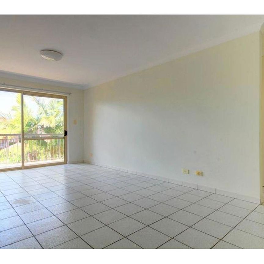 Lovely Unit - Central Coorparoo Location- 2 Minutes to Bus and Train - Photo 1