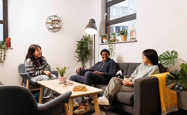 Large High Double Ensuite - Photo 1