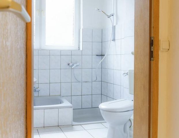 Schöne 2-Zimmer-Wohnung im Erdgeschoss – renoviert, Tageslichtbad - Foto 1