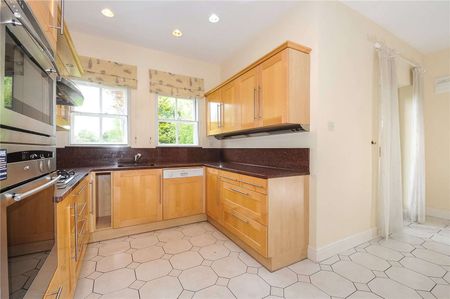 A detached family home on the outskirts of Windsor town centre in a sought after gated development close to Windsor Great Park. - Photo 5