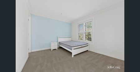 Prestigious Family Residence with Exceptional Space & Luxury Finishes - Photo 5