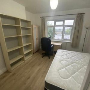 4 bedroom flat share to rent - Photo 2