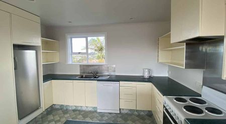 5-Bedroom, 2-Bathroom Family Home in Stanmore Bay - Photo 5