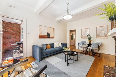 Spacious Art Deco Apartment In Prime St Kilda with Parking - Photo 2