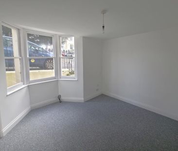 3 bedroom flat to rent - Photo 2