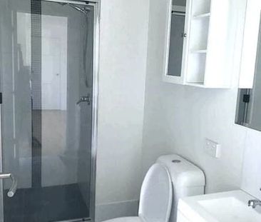 Modern 2 Bedroom Apartment - Photo 2