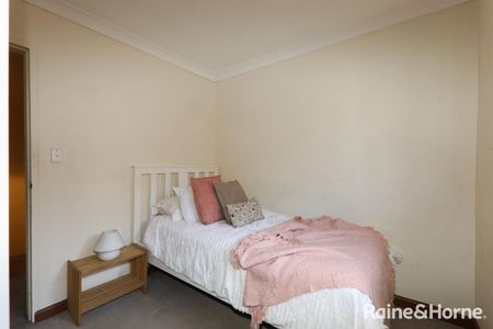 Fully Furnished, Spacious & Private Townhouse in a Quiet Street - Perfect for Families or Students! - Photo 3