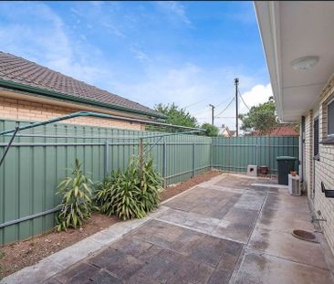 Charming 2 Bedroom Unit - Photo 3