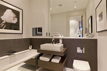 A beautifully presented furnished top floor apartment in the renowned development of Princess Square. Offering two double bedrooms, open plan living and two contemporary bathrooms. - Photo 5