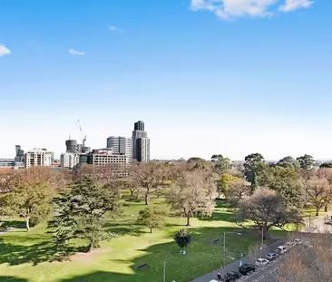 Fully Furnished Studio Apartment with Park Views in Melbourne CBD - Photo 6