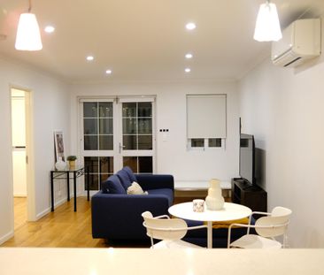 FULLY-FURNISHED & EQUIPPED TOWNHOUSE IN IDEAL LOCATION - Photo 2