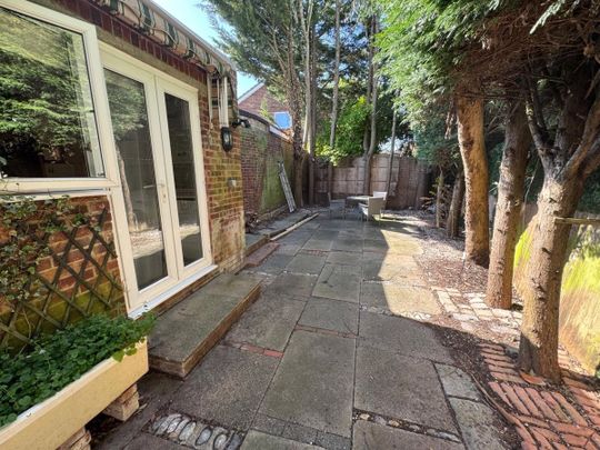 The Fairway, NW7, London - Photo 1