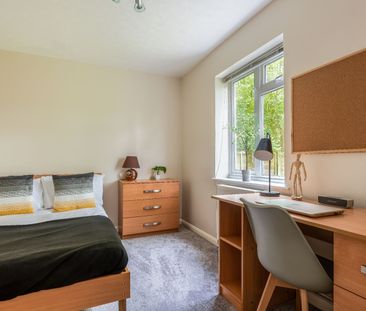 5 Bed Semi-Detached House, Hillside, BN2 - Photo 4