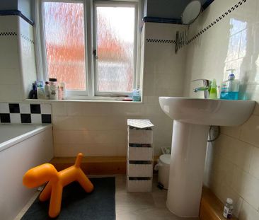 1 bedroom in a house share to rent - Photo 5