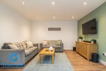 References Pending - 6 bed Semi-Detached House - Photo 2