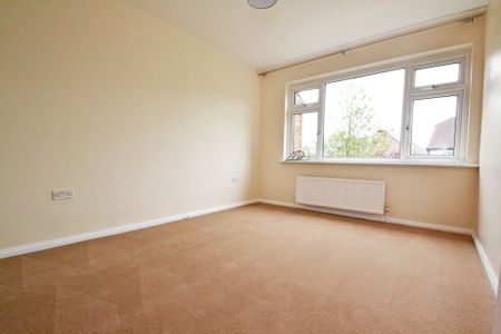 Newly Redecorated 3 Bedroom Terraced House Available in Sought After Location End Oct 25! - Photo 4