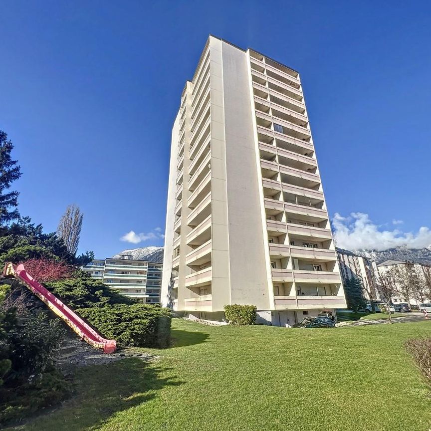 Nous vous proposons un appartement partiellement rénové de 4.5 pièces en duplex situé au 8 ème étage avec vue dégagée. - Foto 1