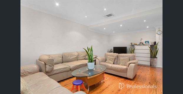 Spacious home available now! - Photo 1