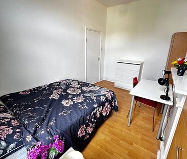 1 bedroom in a flat share to rent - Photo 3