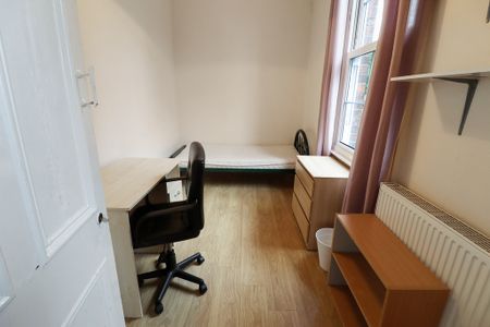 8 Bed Student Accommodation - Photo 5