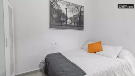 Snug room for rent in 4-bedroom apartment in El Cabanyal - Foto 5