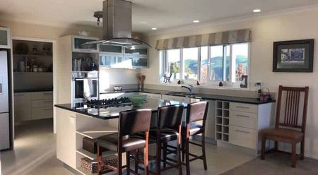 Views, Space and Comfort! - Photo 5
