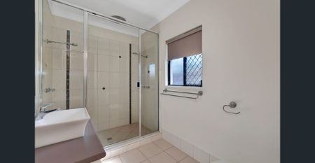 MODERN & SPACIOUS FAMILY HOME - Photo 4