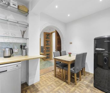 Central Park Lodge, Fitzrovia - Photo 6