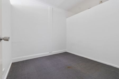 1-Bedroom Apartment for Rent – Convenient Living Above Local Shops! - Photo 2