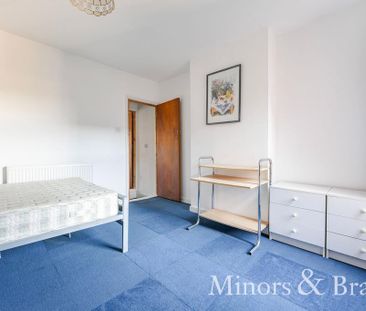 4 bedroom terraced house to rent - Photo 2