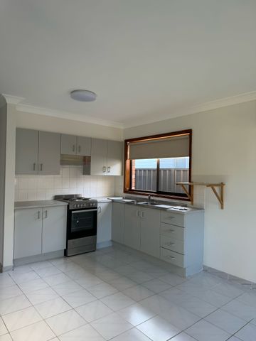 Location to Beach - 3 Good Size Bedrooms - Ensuite to Master - Air Con - Photo 5