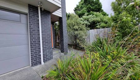 NEW LYNN - WELL PRESENTED TOWNHOUSE - Photo 4