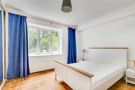 3 bedroom flat in Islington - Photo 2